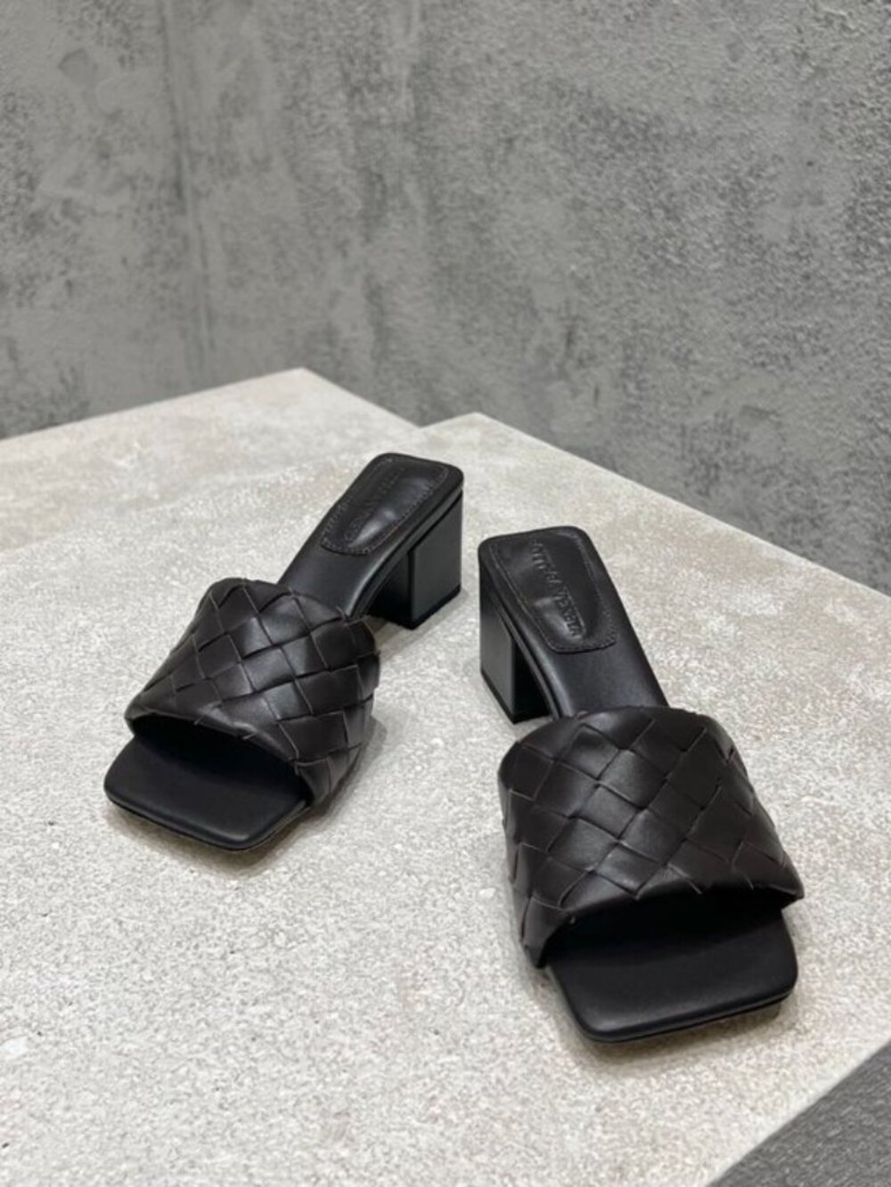 Bottega Veneta Elegant Woven Leather Slippers for Women